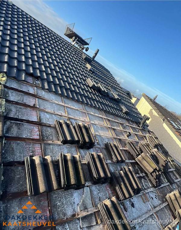 Schuin dak renovatie met nieuwe dakpannen in Kaatsheuvel Schuin dak renovatie met nieuwe dakpannen in Kaatsheuvel