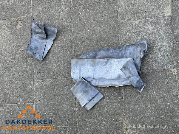 Oude verwijderde loodslabben na vervanging in Kaatsheuvel