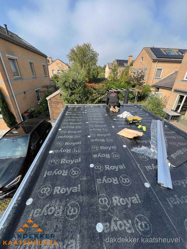 Nieuwe Royal bitumen dakbedekking op plat dak van aanbouw in Kaatsheuvel