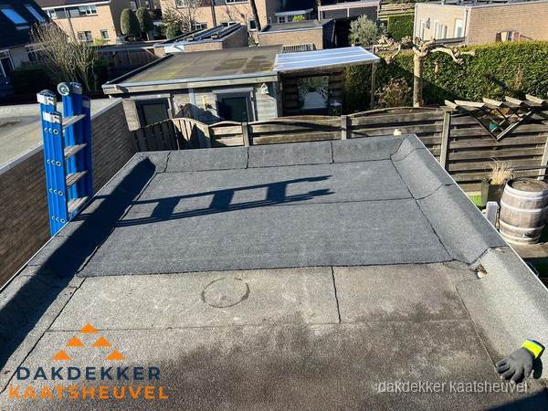 Dakdekker bij bitumen plat dak renovatie in Kaatsheuvel