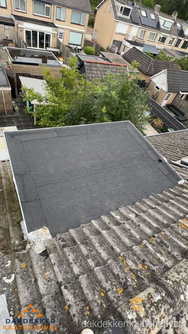 Plat dak aanbouw met bitumen dakbedekking in woonwijk Kaatsheuvel