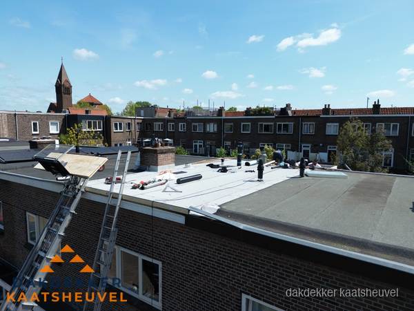 Dakdekkers aan het werk op plat dak in Kaatsheuvel