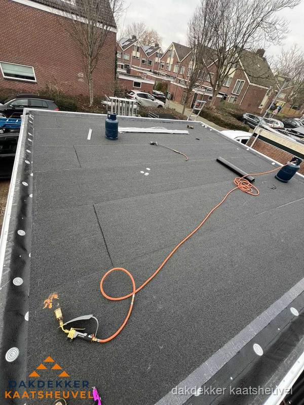 Afgewerkte dakrenovatie met bitumen op plat dak in Kaatsheuvel