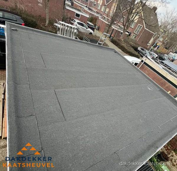 Nieuwe bitumen dakbedekking op plat dak van garage in Kaatsheuvel