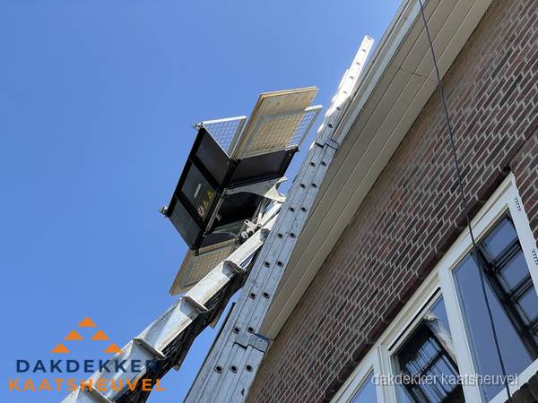 Dakgoot vervangen met dakdekkerslift in Kaatsheuvel