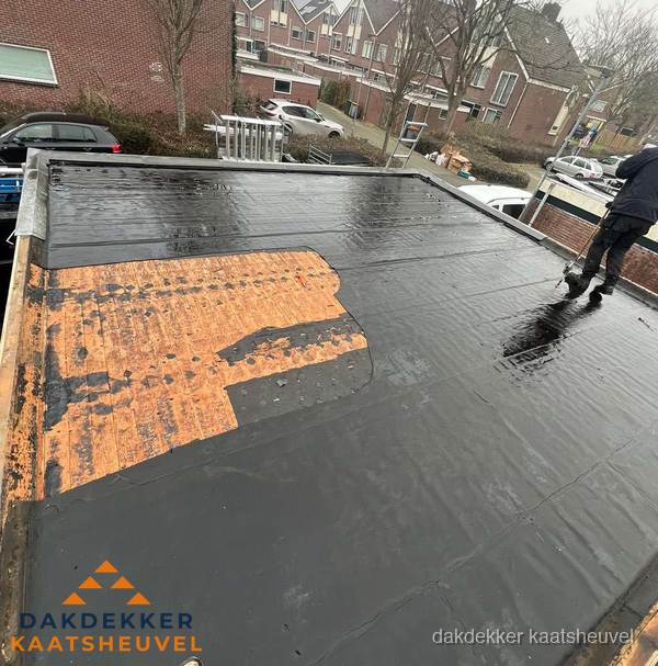 Dakdekker brengt EPDM dakbedekking aan op plat dak in Kaatsheuvel