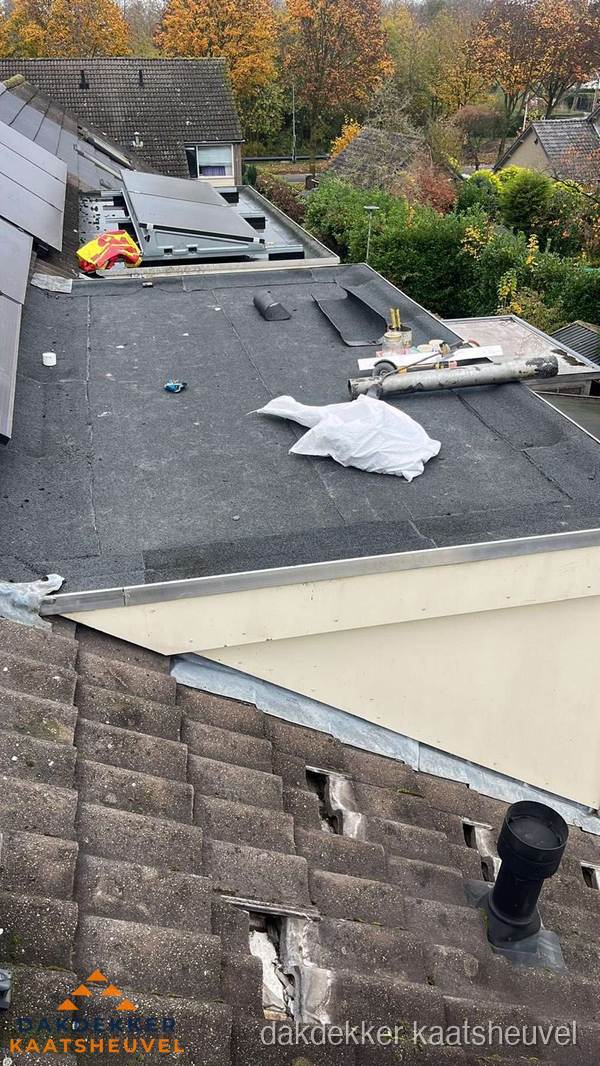 Beschadigde dakbedekking op plat dak voor reparatie in Kaatsheuvel