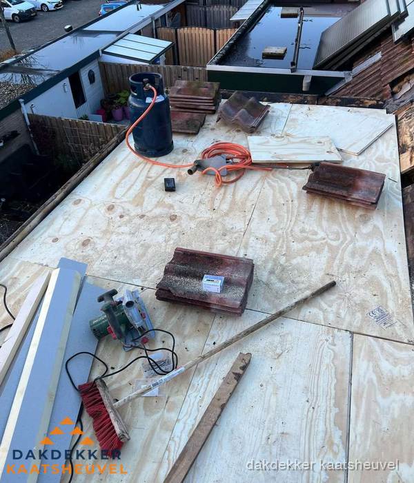 Dakreparatie werkzaamheden op plat dak met gereedschap in Kaatsheuvel