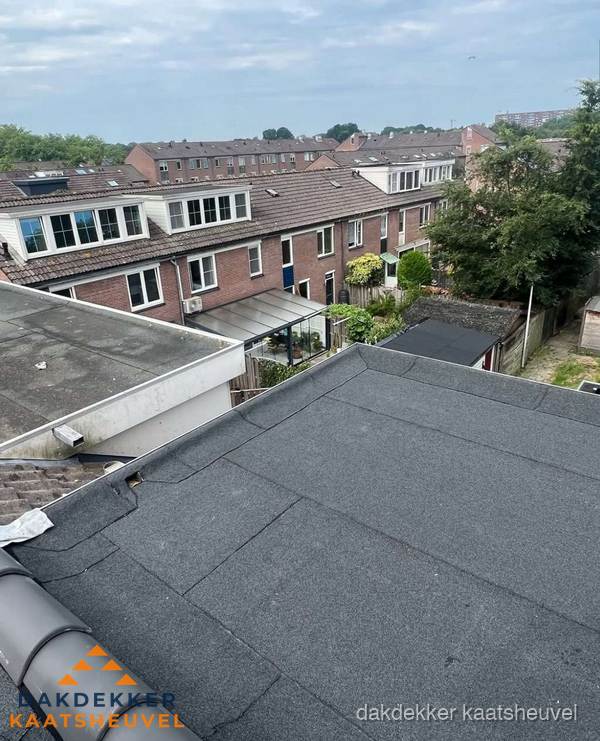 Vernieuwd plat dak met bitumen in woonwijk in Kaatsheuvel Vernieuwd plat dak met bitumen in woonwijk in Kaatsheuvel